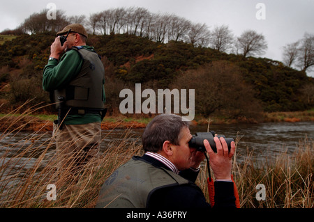 Les agents de l'Agence de l'environnement à la recherche des braconniers le long de la rivière Barle sur Somerset Exmoor Banque D'Images