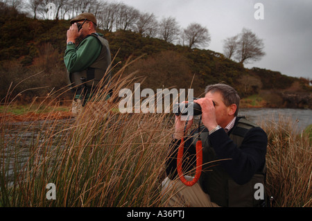 Les agents de l'Agence de l'environnement à la recherche des braconniers le long de la rivière Barle sur Somerset Exmoor Banque D'Images