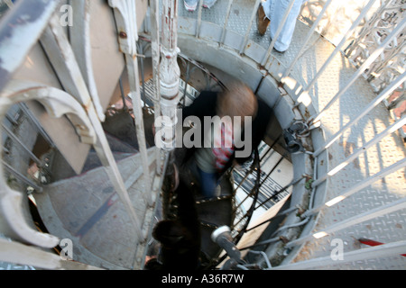Les touristes descendant un escalier sur l'Elevador de Santa Justa à Lisbonne, Portugal Banque D'Images