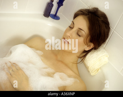 Femme enceinte lourdement dans un bain relaxant Banque D'Images