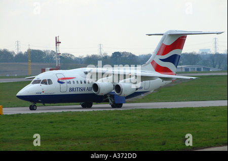 BAe 146-100 British Airways avion régional G-MABR roulage à l'Aéroport International de Manchester en Angleterre Royaume-Uni UK Banque D'Images