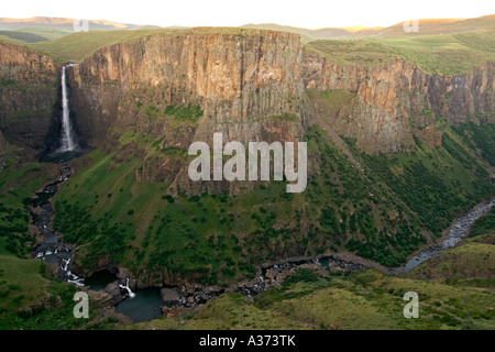 La Maletsunyane Falls gorge de la rivière et dans les hauts plateaux du centre du Lesotho. Banque D'Images