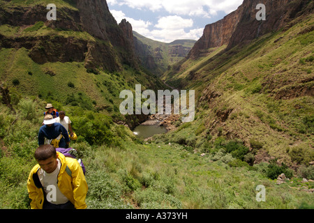 Les randonneurs dans les gorges de la rivière Maletsunyane au Lesotho. Banque D'Images