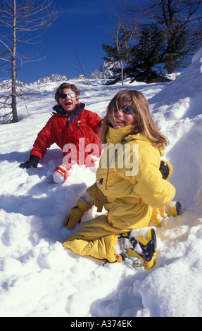 Deux enfants en ski dans la neige Banque D'Images