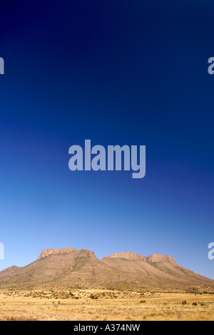 Paysage de montagne le long de la route N9 entre Graaf Reinet et Middelburg dans la région du Karoo, Afrique du Sud. Banque D'Images