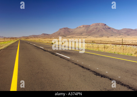 L'autoroute N9 entre Graaf Reinet et Middelburg en Afrique du Sud, Province du Cap oriental. Banque D'Images