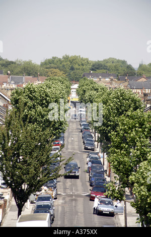 Vue aérienne d'une rue résidentielle bordée d'arbres dans l'Est de Londres en Angleterre avec des ralentisseurs et des voitures en stationnement sur les deux côtés Banque D'Images