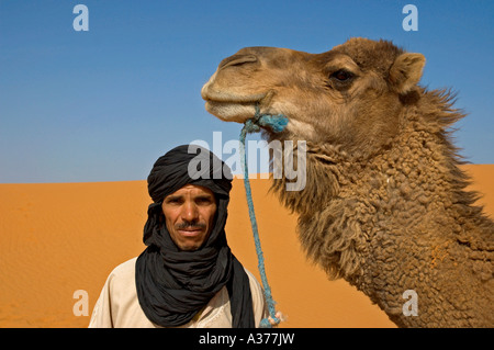 Ahmed, le chamelier, dunes de l'Erg Chebbi, Maroc, Sahara Banque D'Images