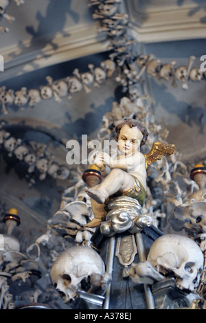 Chérubin assis sur des crânes, des os ou de l'Église Chapelle ossuaire de Sedlec , Kutna Hora, République Tchèque Banque D'Images