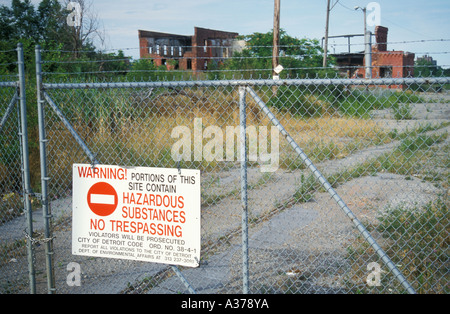 Detroit Michigan met en garde un signe de contamination sur le site d'une ancienne usine de pneus Uniroyal Banque D'Images