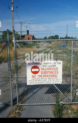 Detroit Michigan met en garde un signe de contamination sur le site d'une ancienne usine de pneus Uniroyal Banque D'Images