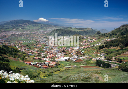 Vue depuis les montagnes d'Anaga à Las Mercedes, La Laguna, Santa Cruz, l'aéroport Los Rodeos et Mt. Teide, Tenerife, Espagne. Mars 2006. Banque D'Images