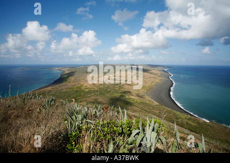 Un aperçu de la Seconde Guerre mondiale bataille site sur Iwo Jima du sommet du mont Suribachi. Les plages d'invasion agressée par l'US Ma Banque D'Images