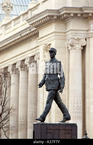 PARIS FRANCE STATUE DE CHARLES DE GAULLE DESCENDANT LES CHAMPS ELYSÉES EN 1944. Banque D'Images