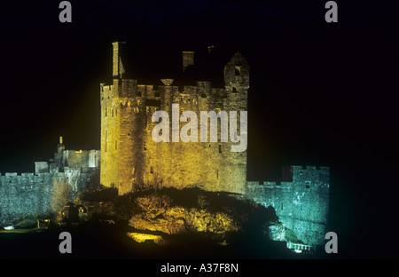 Le Château d'Eilean Donan au nord ouest de l'Écosse par nuit. Route de l'Isles Scottish Highlands, Ecosse UK Banque D'Images