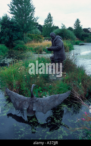 Staute de Sir Peter Scott, peintre et naturaliste 1909 -1989, fondateur du World Wildlife Fund for Nature, Barnes, Londres UK Banque D'Images