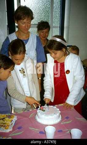 Neuf ans d'anniversaire avec gâteau coupe couteau avec des profils présents Banque D'Images