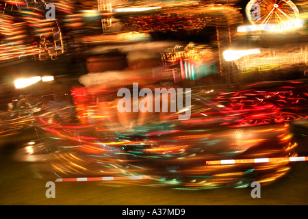 Tourbillonnant sur Carnival Ride Adolescents Banque D'Images