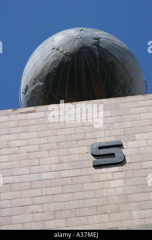 Grand Globe en laiton sur le dessus du Monument Mitad del Mundo (le Milieu du Monde) sur la ligne de l'Équateur près de Quito, Équateur Banque D'Images