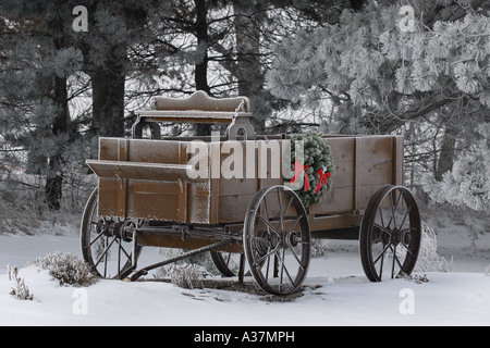 Un vieux wagon dans la neige sur les plaines sur une ferme du Nebraska. Banque D'Images