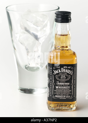 Jack Daniels Whiskey miniature en verre et bouteille Banque D'Images