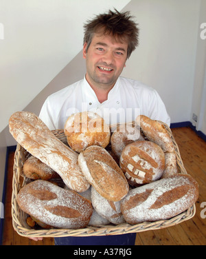 Baker est titulaire d'un panier de pain fraîchement sorti du Royaume-Uni Banque D'Images