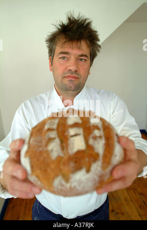 Baker est titulaire d'une miche de pain fraîchement sorti du Royaume-Uni Banque D'Images