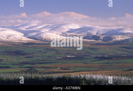 Paysage d'hiver avec Sanquhar Hills Lowther enneigées derrière la région de Nithsdale Dumfries et Galloway Scotland UK Banque D'Images