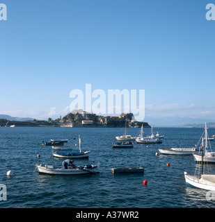 Vue sur le port en direction de la vieille ville et de la Citadelle, la ville de Corfou, Corfou (Kerkyra), îles Ioniennes, Grèce Banque D'Images