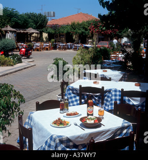 Taverna sur la place principale du vieux village d'Hersonissos, Crète, Grèce Banque D'Images