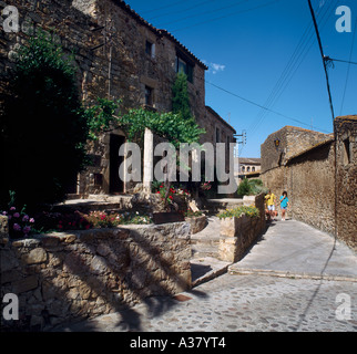 Street dans la ville médiévale fortifiée de Pals, Costa Brava, Catalogne, Espagne Banque D'Images