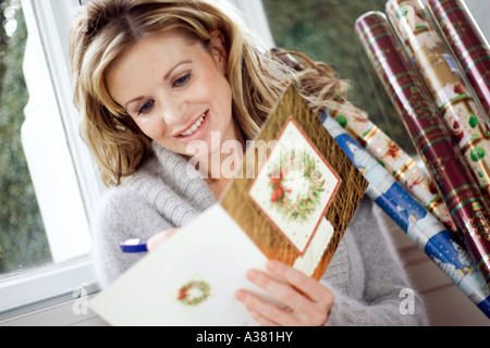 Femme écrivant des cartes de Noël Banque D'Images