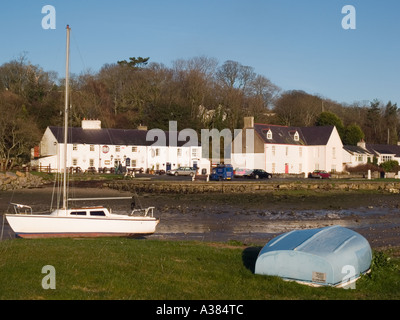 Le navire village pub avec des bateaux à marée basse. Quai rouge Bay au nord du Pays de Galles d'Anglesey UK Banque D'Images