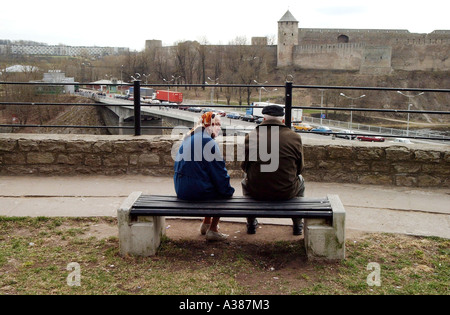 Un vieux couple a l'air de l'Europe à la Russie sur la frontière européenne à Narva Banque D'Images