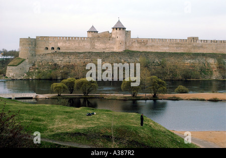 Vue de Narva en Russie pour la ville Ivangorod Banque D'Images