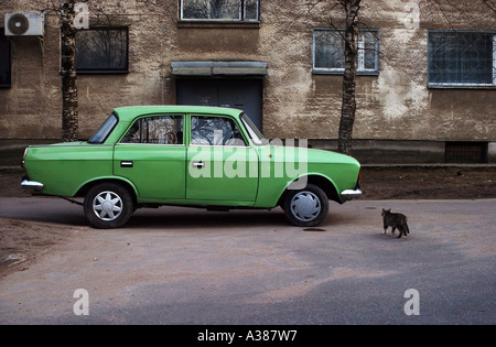 Une vieille voiture russe dans la ville frontière de Narva près de la Russie Banque D'Images