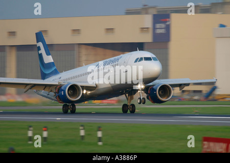 Airbus A320 de Finnair à l'atterrissage à l'aéroport London Heathrow Banque D'Images