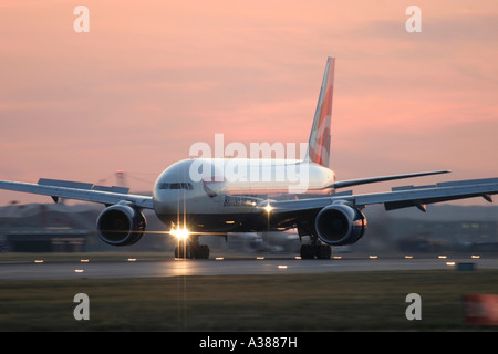 British Airways Boeing 777 ralentir après l'atterrissage à l'aéroport Heathrow de Londres Banque D'Images