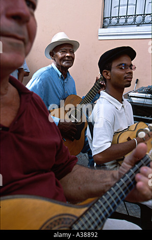 Les musiciens dans la rue de Pelourinho Salvador de Bahia Brésil Banque D'Images