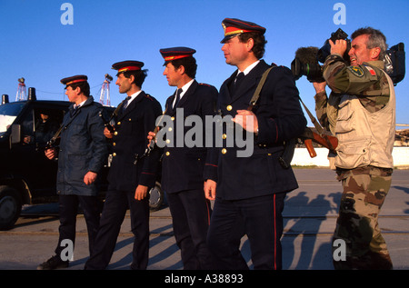 Soldat français caméraman est l'enregistrement de l'arrivée des troupes de l'ONU derrière une ligne de policiers albanais la contrainte l'Albanie 1997 Banque D'Images