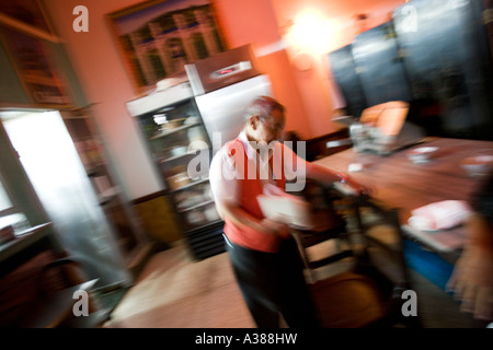 Un garçon cubain chinois travaille dans un restaurant chinois dans le Barrio Chino Banque D'Images