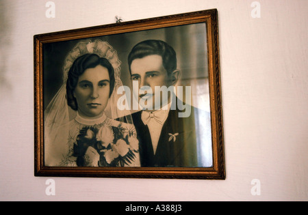 Photo de mariage d'un couple dans une maison polonaise Banque D'Images