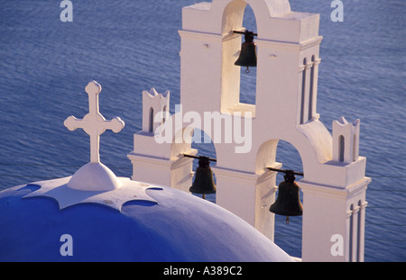 L'église au dôme bleu avec clocher à Santorini Grèce Banque D'Images