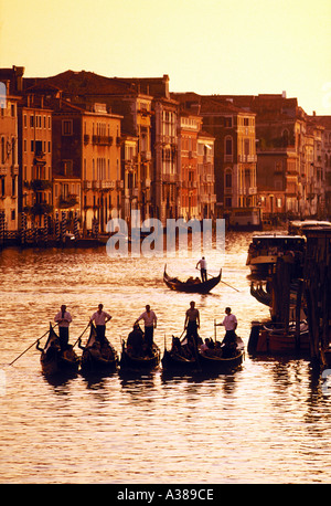Gondoles sur le Grand Canal Venise Italie Europe Banque D'Images