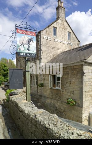 Le Woolpack public house à Slad, Gloucestershire - l'abreuvoir préféré de Laurie Lee, auteur de cidre avec Rosie Banque D'Images