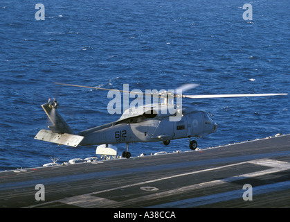 SH 60B Seahawk hélicoptère planant au-dessus de pont de porte-avions Nimitz CVN 68 Banque D'Images