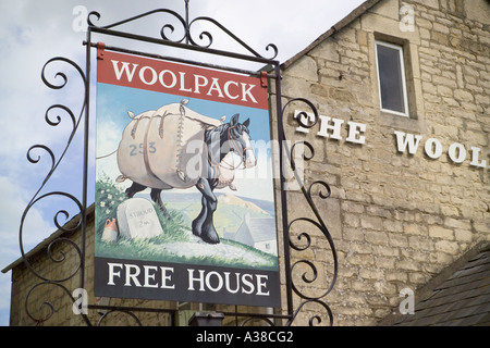 Le Woolpack public house à Slad, Gloucestershire - l'abreuvoir préféré de Laurie Lee, auteur de cidre avec Rosie Banque D'Images