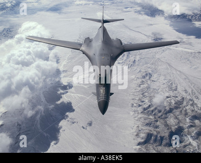 Air Force B 1B Lancer s'approche d'un KC 10 pour l'extension dans le ravitaillement en vol. Banque D'Images