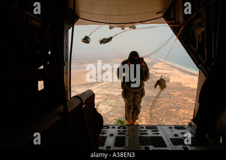 Les soldats de l'Armée du Sénégal et U S Army Special Operations Command Europe soldats effectuer un saut en parachute en ligne statique. Banque D'Images