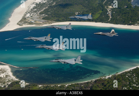 Formation de F 15C Eagles, vue aérienne sur la terre et baie turquoise Banque D'Images